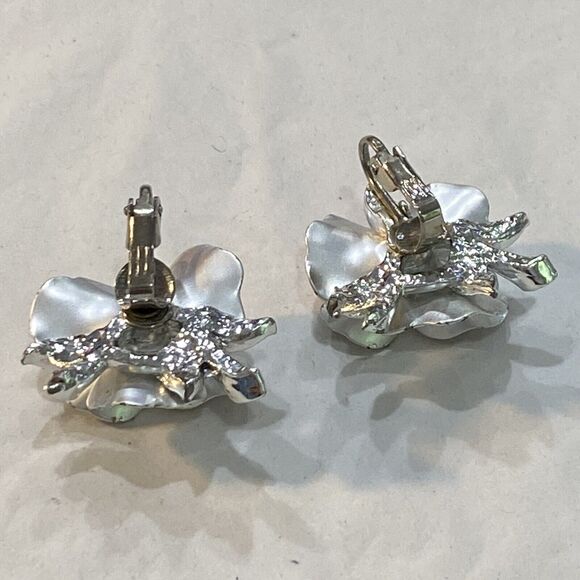 Mid Century Clip On Earrings Weeping Silver Textured Dimensional Flowers Classic - Picture 5 of 7